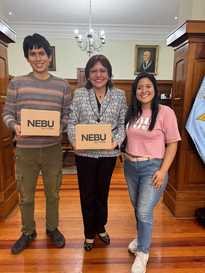 Tres personas posan con cajas de Nebu