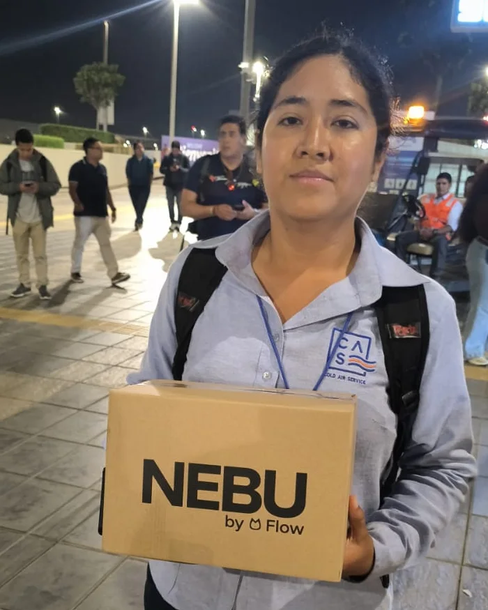 Mujer sosteniendo una caja de Nebu durante una entrega