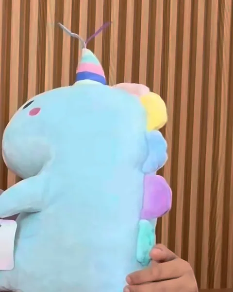 Primer plano de Nebu Unicornio durante una conversación