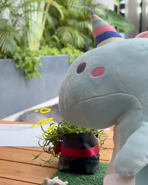 Nebu Unicornio acompañando la creación de una maqueta